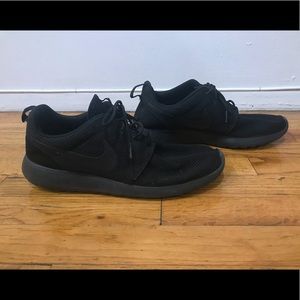 Black/black nike roshe sneakers